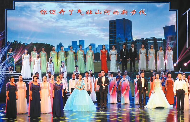改革开放40年来,温州乡村发生了翻天覆地的变化,乡村振兴战略阔步推进,这些变化都浓缩进了一首首村歌中。为庆祝我市改革开放40周年,昨晚,17支村歌队伍站上温州大剧院舞台,献唱了一首首写在新时代的村歌,赢得台下观众掌声雷动。 记者从市文化馆了解到,自今年8月份村歌献给党展演活动启动以来,村歌练唱就在全市各大乡村蔚然成风。嘹亮村歌响彻1000余个村庄,超过50万名村民参与其中。经过层层筛选,最终在各县(市、区)送选的28个优秀节目中有17支村歌队伍脱颖而出,成功拿到了全市大展演的入场券。 昨